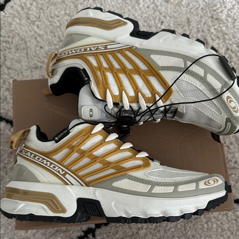 Salomon Unisex White and Gold Sneakers